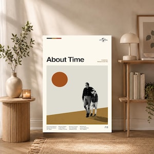 Może przedstawiać: Pionowy prostokątny plakat zatytułowany About Time z minimalistycznym projektem graficznym, dużym wypalonym pomarańczowym kołem, czarno-białym zdjęciem dwojga idących ludzi oraz tekstem zawierającym tytuł filmu, napisy i logo Universal.