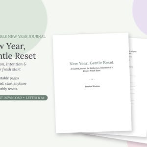 Könnte beinhalten: Ein druckbares Journal mit dem Titel New Year, Gentle Reset mit 83 Seiten, undatiert für jederzeitigen Gebrauch und 12 monatlichen Resets. Das Deckblatt zeigt den Titel, Untertitel und Autor Brooke Weston, verfügbar in Letter- und A4-Formaten.
