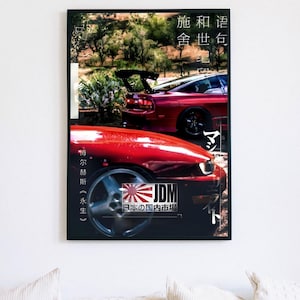 Könnte beinhalten: Ein gerahmtes vertikales Poster mit zwei roten Sportwagen. Im Vordergrund sind der vordere Kotflügel und das Rad eines Autos zu sehen, während im Hintergrund das Heck eines anderen Wagens mit Spoiler abgebildet ist. Das Bild enthält japanischen Text und ein JDM-Logo.