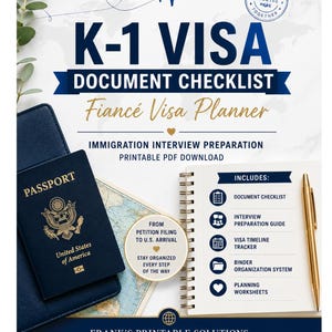 Puede incluir: Una lista de verificación de documentos para visa K-1 y un planificador de visa de prometido en descarga PDF. Incluye un pasaporte azul oscuro de los Estados Unidos, un cuaderno de espiral y un bolígrafo dorado. El texto incluye K-1 VISA DOCUMENT CHECKLIST.