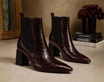 Bottines Chelsea bordeaux pour femme en cuir façon croco, bout pointu et talon bloc.