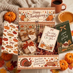 Può includere: Una scatola regalo a tema Ringraziamento, con illustrazioni di zucche, torte e un tacchino. La scatola contiene due regali incartati con nastri di velluto e un biglietto con la scritta, I'm very thankful for you, today and always.