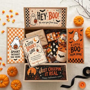 Puede incluir: Una caja de regalo con temática de Halloween que presenta patrones de tablero de ajedrez naranja y negro, ilustraciones de fantasmas y texto que incluye Hey Boo, A Little Spooky Love y Just Creepin It Real. Contiene una taza y dulces.