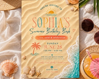 Può includere: Un biglietto d'invito di compleanno rettangolare con uno sfondo di spiaggia sabbiosa, onde dell'oceano, conchiglie e una stella marina. Il testo recita: YOU'RE INVITED TO SOPHIA'S Summer Birthday Bash, sun, sand & celebration, SUNDAY JUNE 28.