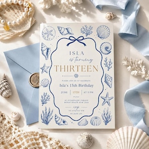 Pode incluir: Um cartão de convite de aniversário retangular com fundo branco e ilustrações em tinta azul de conchas, corais e estrelas-do-mar. O texto diz: ISLA is turning THIRTEEN, PLEASE JOIN US TO CELEBRATE, Isla's 13th Birthday, JUNE 15TH AT 5 PM.