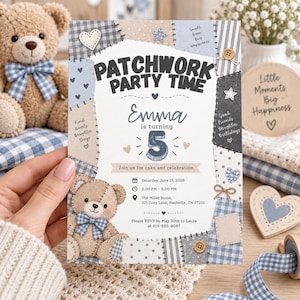 Könnte beinhalten: Eine rechteckige Einladungskarte mit einem Patchwork-Rahmen in Blau-, Grau- und Beigetönen. Der Text lautet PATCHWORK PARTY TIME, Emma is turning 5, und enthält Veranstaltungsdetails für Samstag, den 13. Juni 2026, im The Miller Home.
