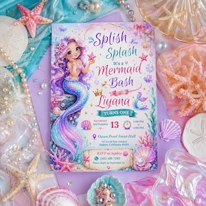 Puede incluir: Una tarjeta de invitación rectangular con una sirena de dibujos animados de pelo morado y cola azul, rodeada de motivos marinos. El texto dice: Splish Splash It's a Mermaid Bash Liyana Turns One, sábado 13 de septiembre, 14:00-17:00 horas.