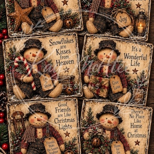 Op de afbeelding: Zes vierkante decoratieve borden met stoffen sneeuwpoppen in zwarte hoeden en geruite kleding. Elk bord toont een unieke vakantiezin, waaronder Believe in the Simple Things, Christmas Warms My Heart, Snowflakes are Kisses from Heaven, It's a Wonderful Life, Good Friends are Like Christmas Lights en There's No Place Like Home at Christmas.