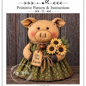 Könnte beinhalten: Eine 35,5 cm große Stoffschwein-Puppe in einem grünen Blumenkleid mit einem braunen Anhänger mit der Aufschrift On the Farm. Das Schwein hat dunkle Augen, rosa Wangen und hält einen Strauß aus drei Sonnenblumen. Eine kleine rostige Glocke hängt am Hals.