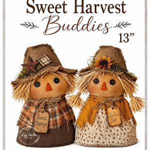 Peut inclure: Deux poupées épouvantails de 13 pouces avec des chapeaux en toile de jute, des yeux en boutons et des cheveux en paille. L'une porte une chemise à carreaux avec l'étiquette 'Harvest Blessings', l'autre une robe fleurie 'Hello Fall'.