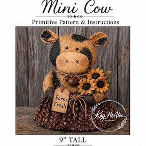 Puede incluir: Una muñeca de vaca de tela beige y negra con falda floral marrón, sosteniendo tres girasoles. Una etiqueta dice Farm Fresh. El texto dice Farm Friend Mini Cow, 9" TALL, By Kay McAtee Designs, y Kay McAtee Designs 2026. La muñeca tiene una campana al cuello.