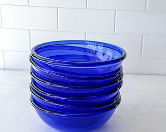 Ciotola da dessert francese vintage Arcoroc in vetro blu cobalto, diametro 15 cm.