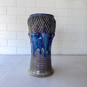 Vintage-Studiokeramikvase | Handgedrehte Keramikvase mit blauer Tropfglasur | Kunsthandwerkliches Steinzeuggefäß