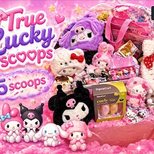 Puede incluir: Una colección de peluches y accesorios de personajes de Sanrio que incluye a Hello Kitty, My Melody, Kuromi y Cinnamoroll. La muestra presenta una caja de productos para el cabello DevaCurl, varias figuras pequeñas y una bolsa rosa, con el texto True Lucky Scoops y 5 scoops.