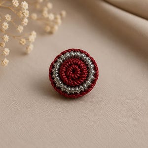 Botões artesanais com nós marroquinos – Fio de seda vermelho e prateado para costura de caftãs