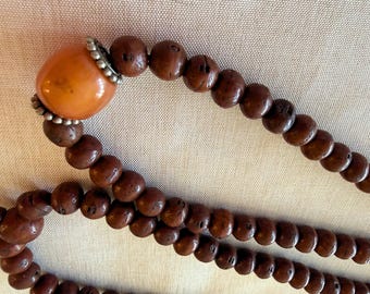 Cuentas de oración antiguas de nuez de betel de Bután, mala/rosario budista con pátina profunda y desgaste devocional, antigüedad del Himalaya