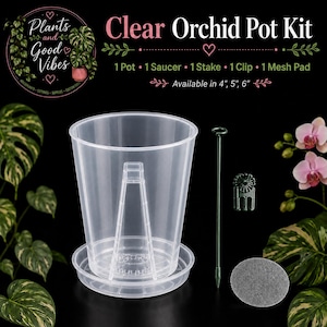 Puede incluir: Un kit de maceta transparente para orquídeas que incluye una maceta de plástico con un cono de drenaje central, un plato a juego, un tutor verde, un clip verde y una malla circular. El texto dice Clear Orchid Pot Kit, 1 Pot, 1 Saucer, 1 Stake, 1 Clip, 1 Mesh Pad, Available in 4", 5", 6".