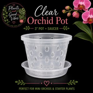 Puede incluir: Una maceta de plástico transparente para orquídeas con su plato a juego, que presenta numerosos orificios de drenaje en los laterales y la base. El texto dice Clear Orchid Pot 3" POT + SAUCER. El diseño incluye un logo y flores de orquídea rosa.