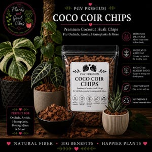 Puede incluir: Una bolsa de plástico transparente con virutas de coco PGV Premium, que son trozos de cáscara de coco de color marrón. La etiqueta incluye el texto 'COCO COIR CHIPS' y 'Premium Coconut Husk Chips'. La bolsa está rodeada de plantas en macetas.
