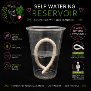 Puede incluir: Un depósito de autorriego de plástico transparente con una mecha blanca. El texto incluye SELF WATERING RESERVOIR, 2 WICK OPTIONS AVAILABLE, LOOP WICK, KNOT WICK, BUILT-IN WATER RESERVOIR, LESS WATERING, HEALTHIER ROOTS, REUSABLE & EASY TO USE.