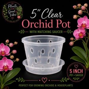 Könnte beinhalten: Ein 5-Zoll-Orchideentopf aus transparentem Kunststoff mit passendem Untersetzer, der mehrere Drainagelöcher an den Seiten und am Boden aufweist. Der Topf ist vor einem schwarzen Hintergrund mit rosa Orchideenblüten und dem Text 5" Clear Orchid Pot abgebildet.