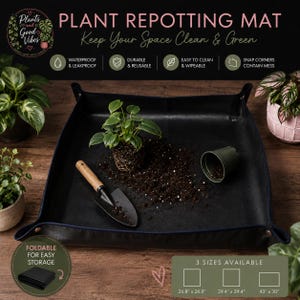 Op de afbeelding: Een zwarte vierkante verpotmat met drukknopen op de hoeken, voorzien van de tekst PLANT REPOTTING MAT, WATERPROOF & LEAKPROOF, DURABLE & REUSABLE, EASY TO CLEAN & WIPEABLE, SNAP CORNERS CONTAIN MESS, FOLDABLE FOR EASY STORAGE, 3 SIZES AVAILABLE.