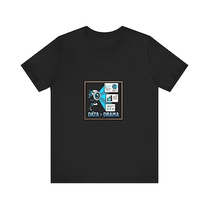 Könnte beinhalten: Ein schwarzes T-Shirt mit kurzen Ärmeln und einer Grafik eines Roboters, der hellblaue Diagramme und Grafiken projiziert. Unter dem Roboter ist der Text DATA > DRAMA in Hellblau innerhalb eines quadratischen Rahmens auf der Brust gedruckt.