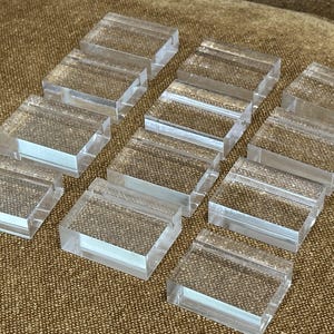 Une douzaine de porte-cartes en Lucite Design minimaliste pour un cadre simplifié