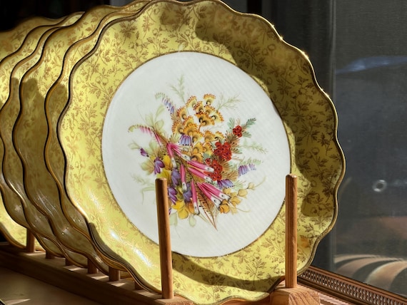 Wedgwood Yellow Botanical Dessert Set: Scalloped Gilt Rims Circa 1812 1830