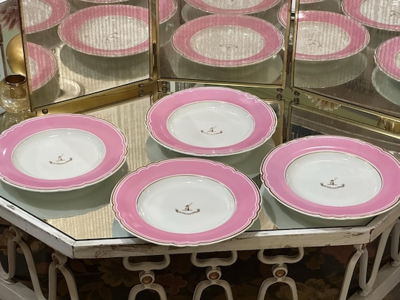 Pink Grainger Worcester Armorial Dinner Plates with Scalloped Rims (1850-1870)