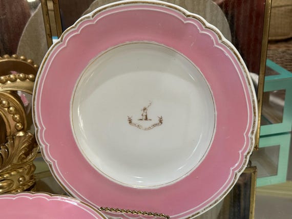 Pink Grainger Worcester Armorial Dinner Plates with Scalloped Rims (1850-1870)