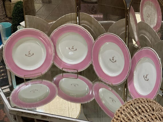Pink Grainger Worcester Armorial Dinner Plates with Scalloped Rims (1850-1870)