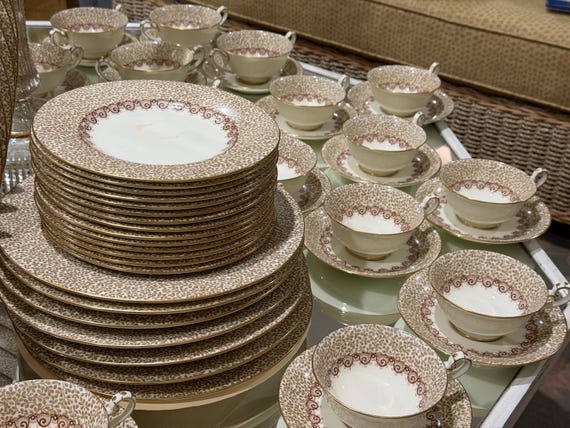 1934 Royal Doulton Graythorne Dinnerware Set, 112-Piece Service for 14 China