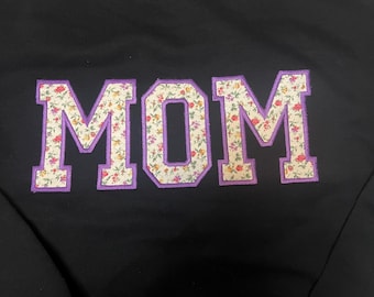 花柄のMOM刺繍入りクルーネック スウェットシャツ