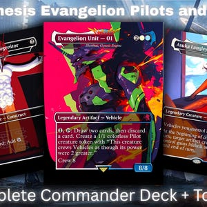 Può includere: Tre carte collezionabili rettangolari con illustrazioni di Neon Genesis Evangelion. La carta a sinistra mostra Lilith, quella centrale raffigura l'Evangelion Unità-01 e quella a destra mostra Asuka Langley. Ogni carta include testo di gioco, forza e costituzione.