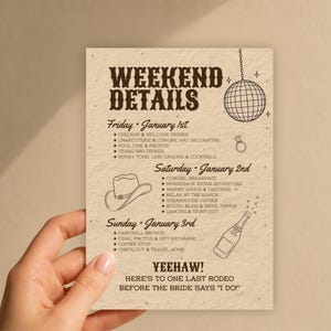 Puede incluir: Una tarjeta de itinerario de evento rectangular de color beige titulada WEEKEND DETAILS en fuente marrón. Presenta ilustraciones de una bola de discoteca, un anillo de diamantes, un sombrero de vaquero y una botella de champán.