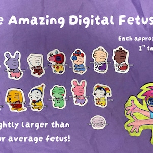 Könnte beinhalten: Eine Sammlung kleiner, bunter Charakter-Aufkleber mit der Aufschrift The Amazing Digital Fetuses, jeweils etwa 2,54 cm groß. Das Set enthält verschiedene Zeichentrickfiguren, darunter Narren, Tiere und eine größere Figur mit rosa Haaren.