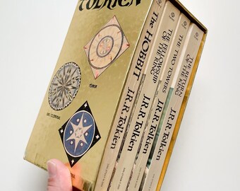 Sagan om ringen guldbox av J.R.R. Tolkien - Vintage pocketböcker - Hobbiten och Sagan om ringen, 4 volymer