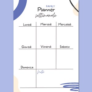 Può includere: Un foglio per il planner settimanale familiare bianco con forme astratte blu e beige negli angoli. Il testo recita Family Planner settimanale, seguito da una griglia con i giorni della settimana: Lunedi, Martedi, Mercoledi, Giovedi, Venerdi, Sabato, Domenica, e una sezione per le note.