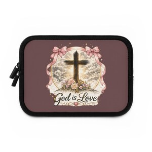 Funda para portátil con diseño floral y cruz "Dios es amor" / Escritura cristiana de GoldenVale Creations