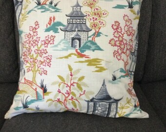 Capa de almofada Chinoiserie vendida individualmente.
