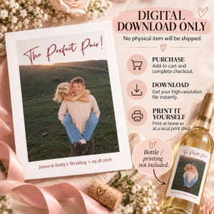 Puede incluir: Una plantilla de etiqueta de vino para bodas de descarga digital con una foto de una persona cargando a otra en la espalda en una colina. El texto dice The Perfect Pair! y James & Emily's Wedding 09.18.2026. Incluye instrucciones de compra, descarga e impresión.