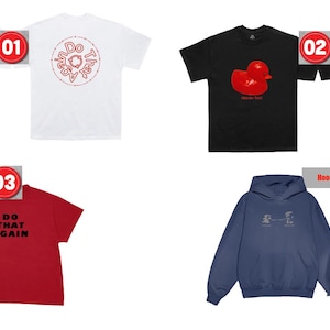Op de afbeelding: Een collectie kleding bestaande uit drie t-shirts en een hoodie. Het witte t-shirt toont een rood figuur en cirkelvormige tekst. Het zwarte t-shirt toont een rode badeend en cirkelvormige tekst. Het rode t-shirt heeft zwarte tekst met de tekst DO THAT AGAIN. De marineblauwe hoodie heeft kleine afbeeldingen en tekst op de voor- en achterkant.