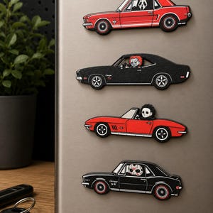 Könnte beinhalten: Ein Set aus vier rechteckigen Magneten, die klassische Autos mit Horrorfilm-Charakteren auf dem Fahrersitz zeigen. Der oberste Magnet ist ein rotes Coupé mit einer Geistermasken-Figur, gefolgt von einem schwarzen Muscle-Car mit einem Clown, einem roten Cabrio mit einer maskierten Figur und einem schwarzen Coupé mit einer Eishockeymasken-Figur.