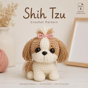 Op de afbeelding: Een gehaakt Shih Tzu hondje gemaakt van beige en crèmekleurig garen, met een klein roze strikje op het hoofd, zwarte plastic ogen en een zwarte neus. De tekst luidt Shih Tzu Crochet Pattern, PDF Instant Download, Beginner Friendly, Step-by-Step, Easy to Follow.