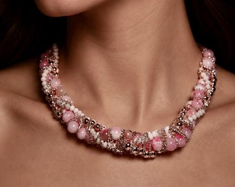 Handgemachte Rosa Perlen Statement Kragenhalskette, silberfarbene Kristall-Details