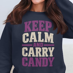 Keep Calm And Carry Candy Sweatshirt | Vintage slogan met verweerde letters en tekst over een zoetekauw