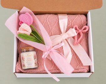 Set de regalo Blush & Bloom de 4 piezas (vela, manta, ramo de ganchillo, pinza para el pelo con lazo)