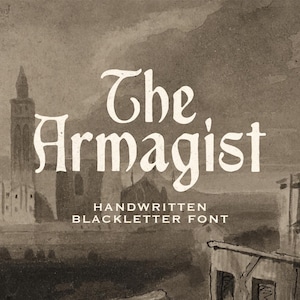 Könnte beinhalten: Eine sepiafarbene Illustration einer Stadtlandschaft mit Gebäuden und einem Turm. Der Text "The Armagist" ist in einer weißen Serifenschrift zentriert, darunter steht der Text "HANDWRITTEN BLACKLETTER FONT" in einer kleineren serifenlosen Schrift.