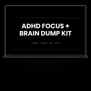 Może przedstawiać: Czarny ekran cyfrowy z białym napisem ADHD FOCUS + BRAIN DUMP KIT pogrubioną czcionką bezszeryfową. Poniżej głównego tytułu znajduje się mniejszy biały tekst Undated · Capture · Sort · Focus, otoczony cienkimi poziomymi liniami.